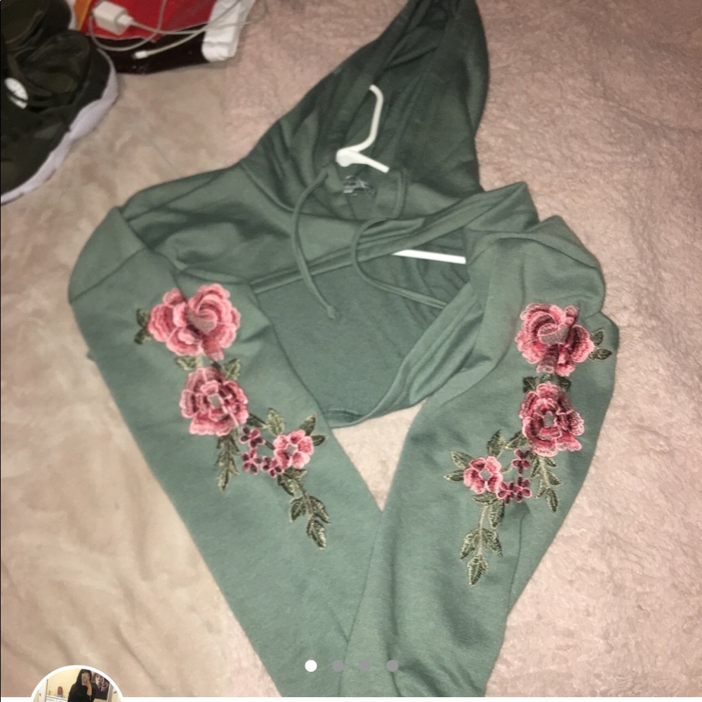 Cropped hoodie with floral decor